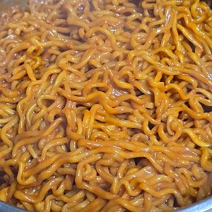 4가지 치즈 불닭볶음면 ! 강력한 치즈의 향과 매운맛