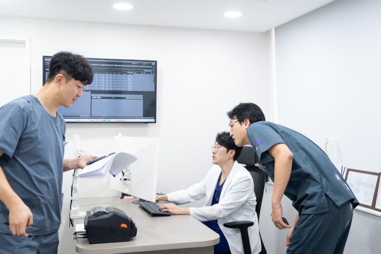  라운드숄더, 방치하면 안되는 이유, 까치산역정형외과 도수치료