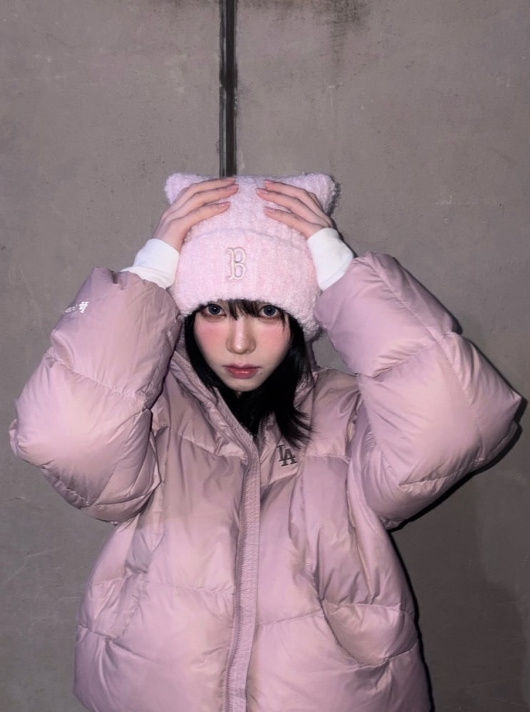  카리나 겨울 패딩 코디, 딸기우유 핑크색으로 완성한 키치룩