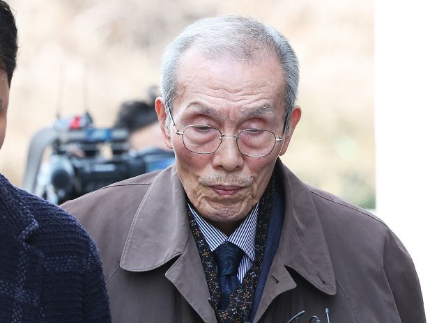 만으로 <b>강제추행</b>이라 할 수 없어" <b>오영수</b>, 항소심서 '<b>무죄</b>'