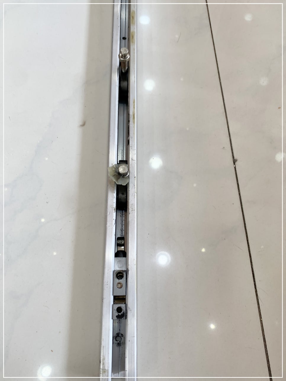 강남 문수리 업체 포켓 슬라이딩 도어 레일 댐퍼 교체 수리