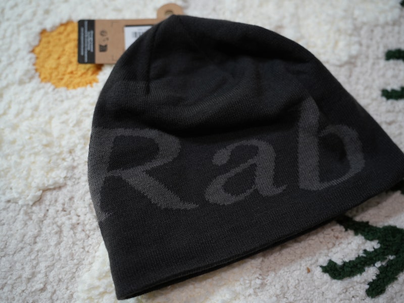 RAB 로고 비니, 흔치 않은 디자인과 플리스 안감의 착용감