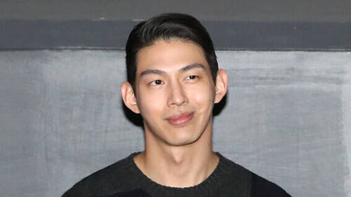 1세대 아이돌 UN 멤버 <b>최정원</b>, <b>스토킹 혐의</b>로 <b>검찰 송치</b>... 8월... 