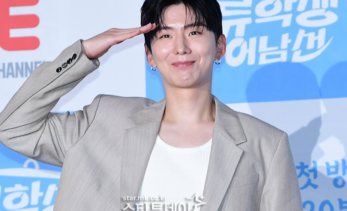 몬스타엑스 <b>기현</b> '<b>베일드 뮤지션</b>' 제작발표회에서의 수줍은 포즈