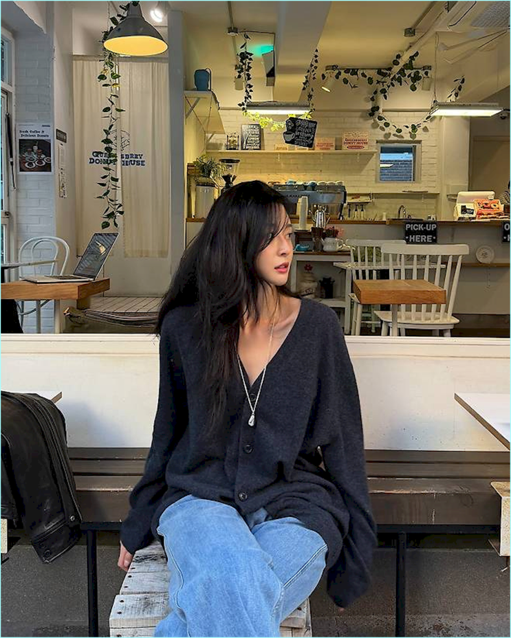  권나라처럼 분위기 입는 법 챠콜 가디건, V넥의 깊이
