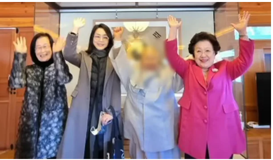 진관사 <b>청탁</b>회동 <b>김건희</b> <b>이배용</b> 만세 기념사진 대웅전 합장사진