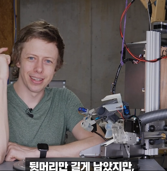   “나 떨고 있니?”… 머리카락 잘라주는 진짜 ‘이발 로봇’ 등장