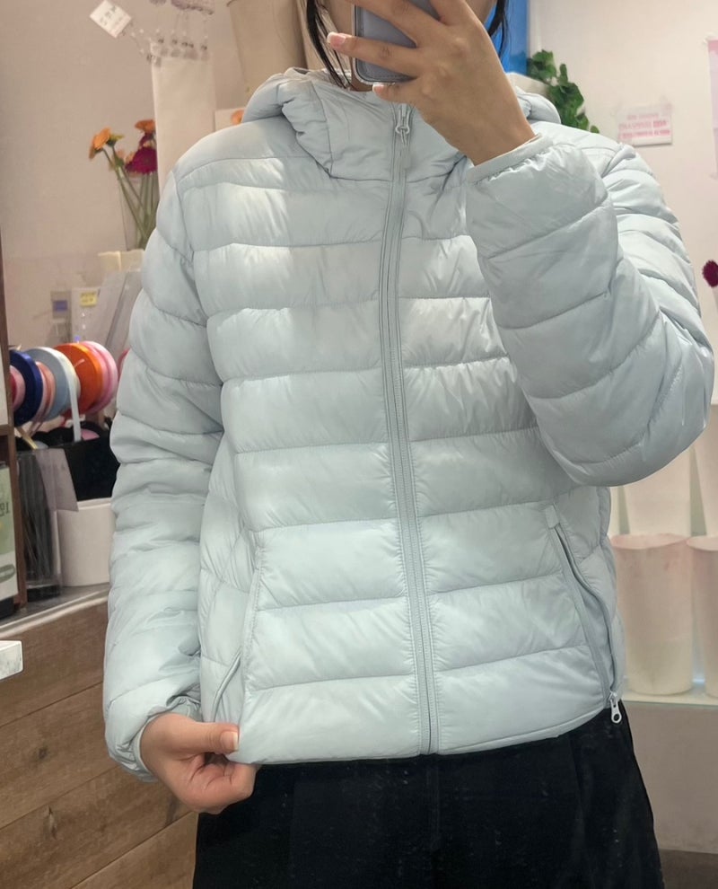 유니클로 키즈 경량패딩 150 / 스파오 씬라이트xs 경량패딩 비교 착샷 (하늘색 경량패딩)