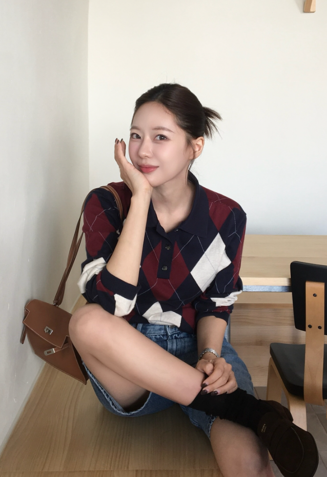  클래식하면서 고급스런 여친룩 니트 코디로 타미 힐피거 아가일 폴로 피케 여성 스웨터 w. 고민영
