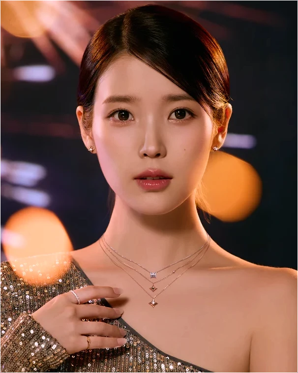  아이유 홀리데이 화보 속 여신 비주얼! 연말 파티룩 주얼리 스타일링 팁