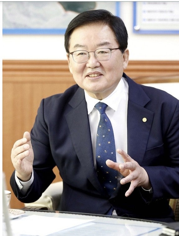 소속 정당 당적, <b>갑질 논란</b> 여성 <b>공무원</b> 전국노래자랑 백댄서