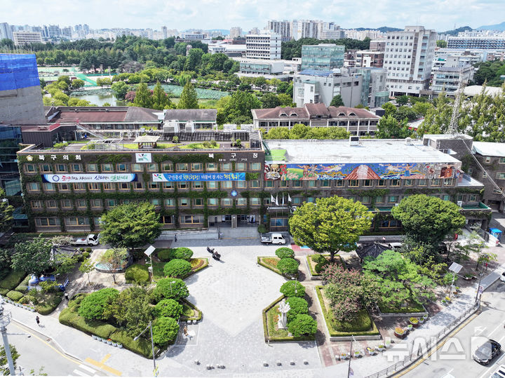 북<b>구청장</b> ‘<b>전국노래자랑</b> 무대’에 여성 간부 공무원 동원 <b>논란</b>... 