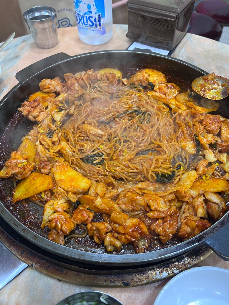 신촌 닭갈비 맛집 추천 줄 서서 먹는 이유 볶음밥까지 완벽해