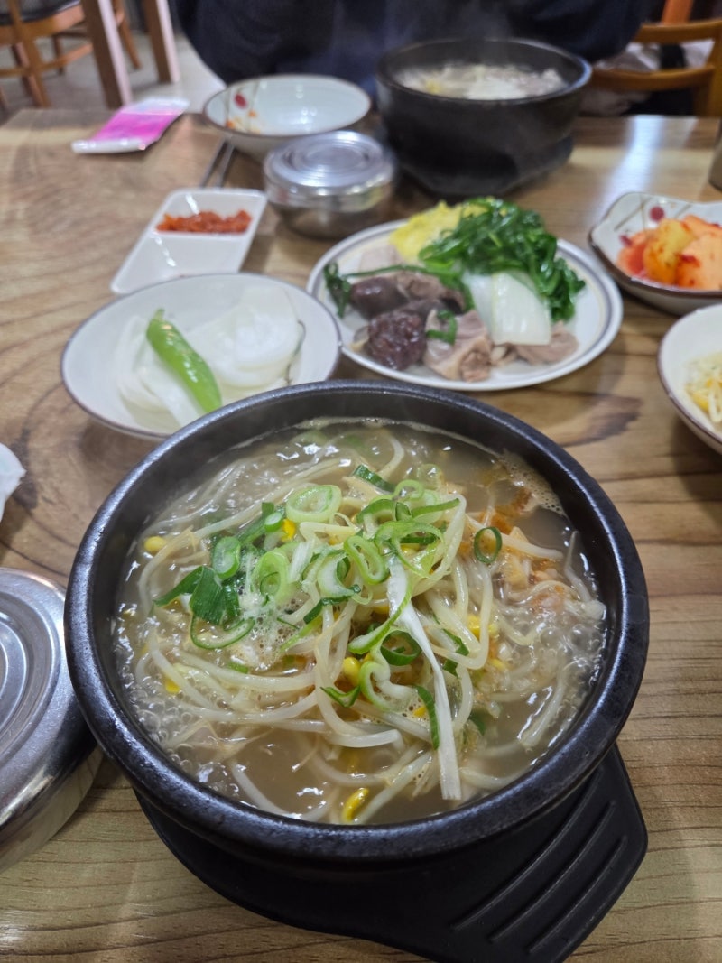 가을맞이 순천여행 5) 순천웃장 국밥골목 국밥을 시키면 수육을 서비스로 주는 웃장가마솥국....