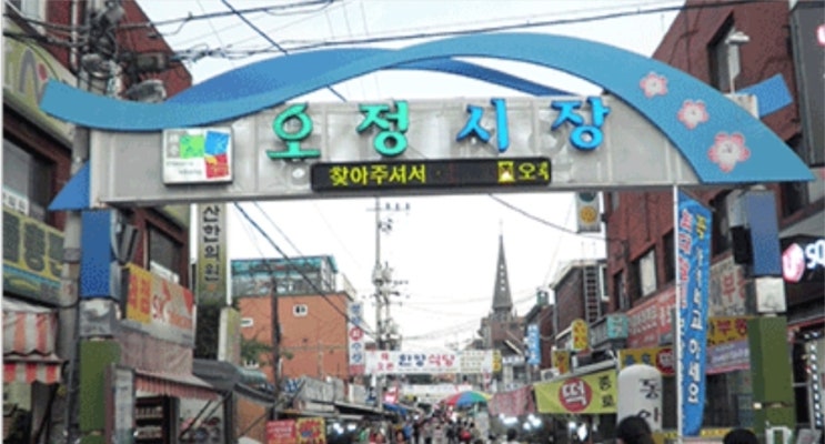 <b>부천</b> 오정구 시장서 1t <b>트럭 돌진 사고</b>…8명 부상, 현장 아수라장