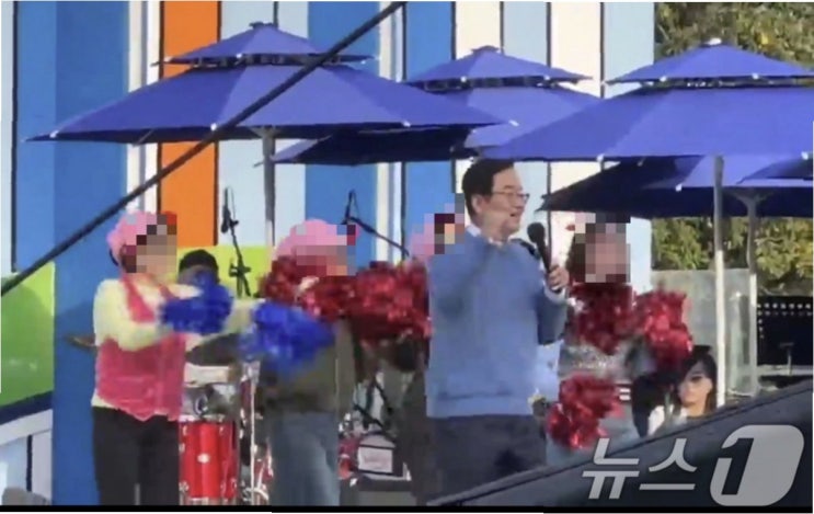 춤추는 <b>구청장</b>, <b>백댄서</b> 된 여공무원…'전국노래자랑' <b>논란</b>... 