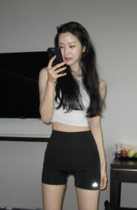   침대 위 청초한 분위기, 문가영 홈웨어 사진이 유독 화제가 된 이유?