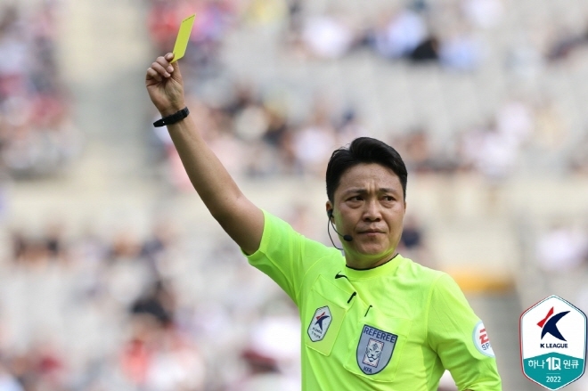  이동준 주심 36일 만의 복귀…K리그 심판 처우 논쟁 확산