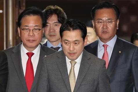 국민의힘 <b>장동혁</b> 대표, '우리가 <b>황교안</b>' <b>발언</b> 논란에 당내 비판... 