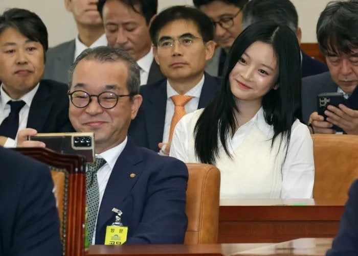 見れば見るほど奇妙なNewJeansハニの自撮り写真 | 国政監査論争の本質と大衆の反応