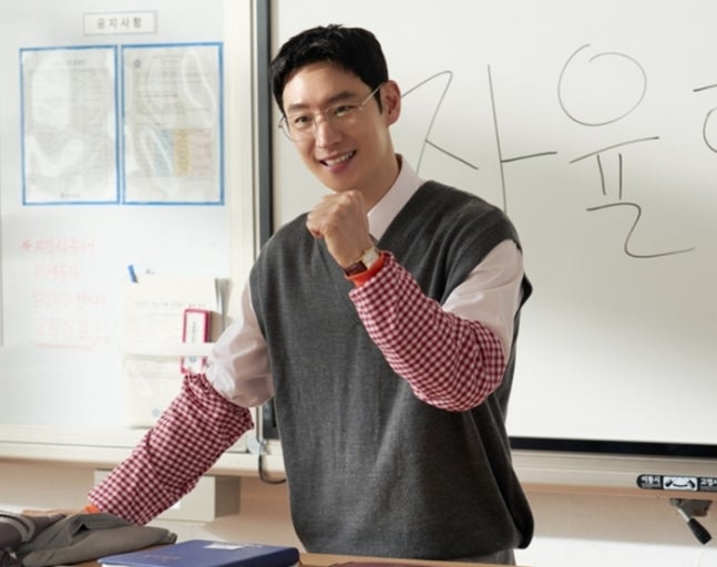 ‘<b>모범택시3</b>’ 이제훈, 화제의 부캐 ‘<b>황인성 쌤</b>’ 소환... 