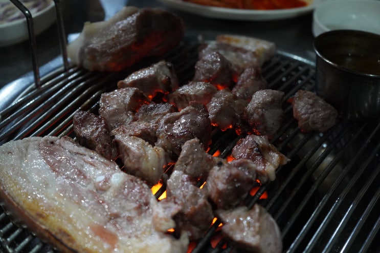 찐도민이 인정한 제주 협재 맛집 한림칠돈가 — 14년 전통, 연탄 향 가득한 진짜 근고기집