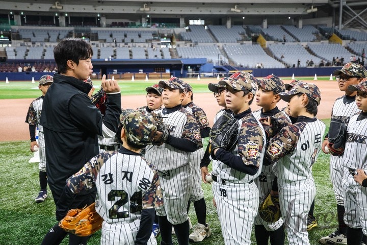 감동 레슨’…<b>키움 히어로즈</b>·유소년, 일일<b>야구교실</b>에서 만난 꿈