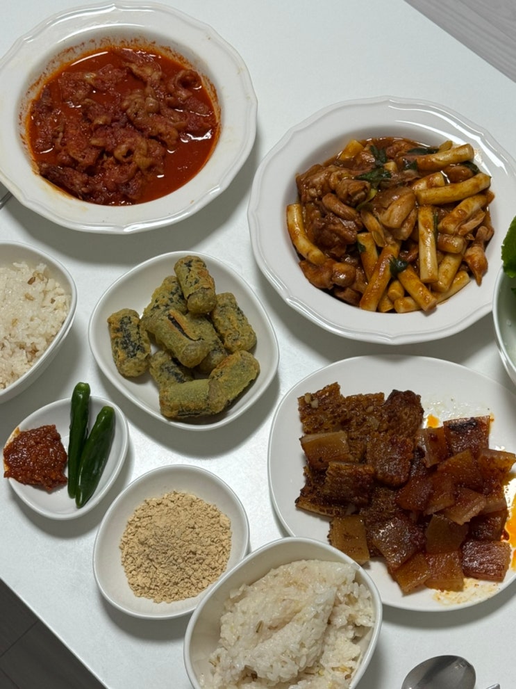  퇴근 후 10분이면 완성! 간편한 야식으로 즐긴 [마녀의 야식 반반벌집껍데기·숯불양념닭떡볶이·무뼈국물닭발]