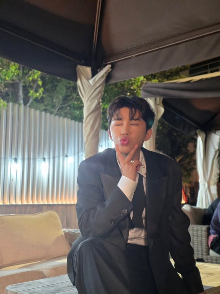  영웅시대 잠 못 잔다! 임영웅, 블랙 슈트 정장 입고 뽐낸 9등신 비율 뿜뿜