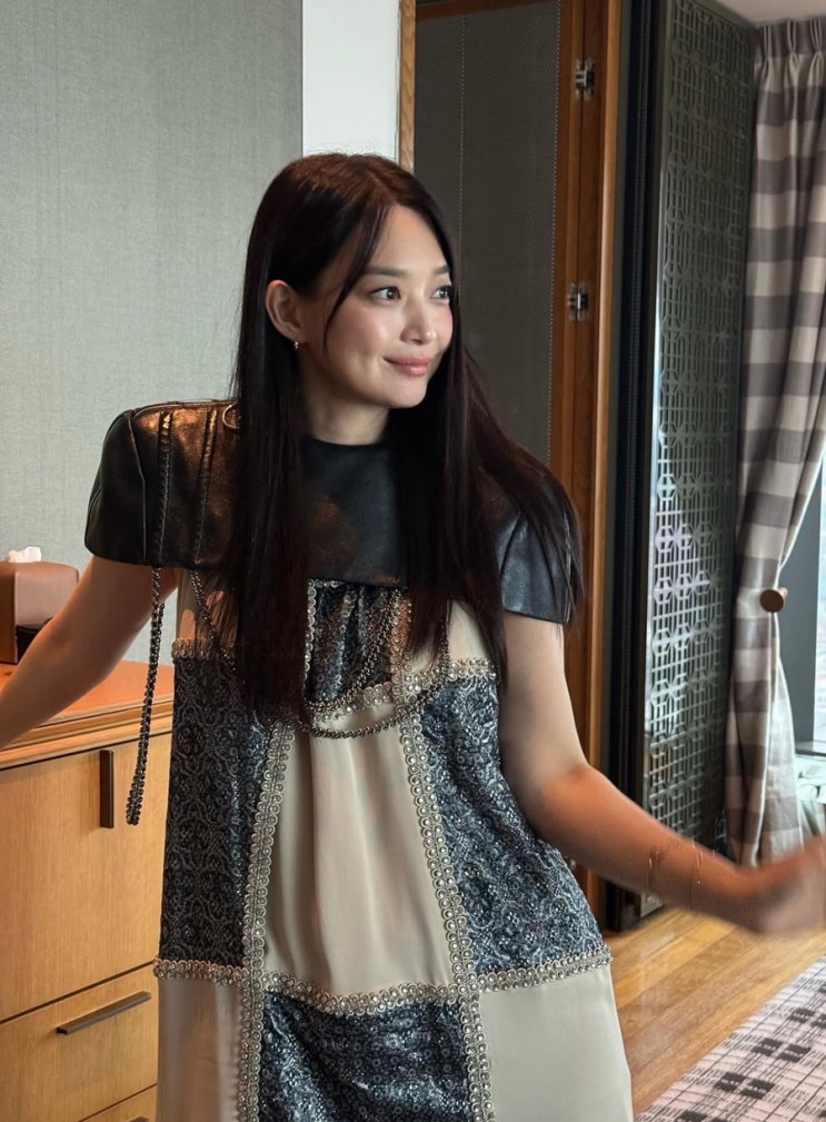  어벙한 핏과 패치워크 디테일로 호불호 갈린 신민아 난해한 드레스 패션