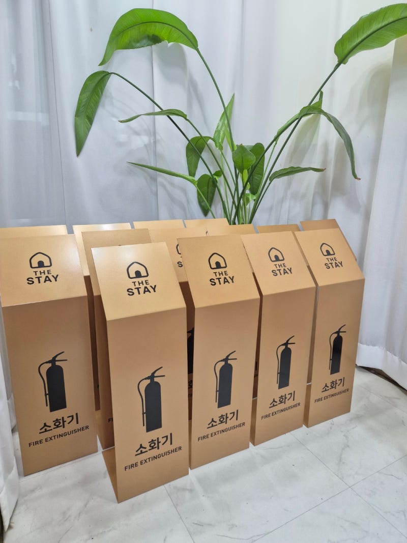 고급 인테리어에도 잘 어울리는 철제 소화기커버｜호텔·관공서·사무실용 안전 아이템