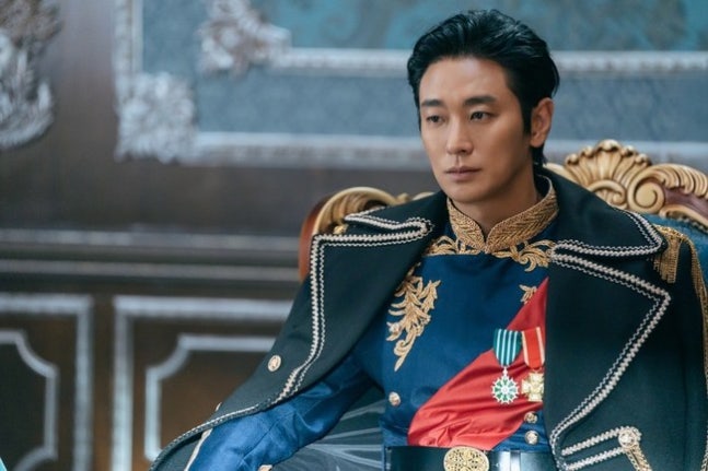 '<b>재혼황후</b>' 주지훈 제복 '<b>나치 훈장</b>' <b>논란</b>... 제작사 "소품 검수... 
