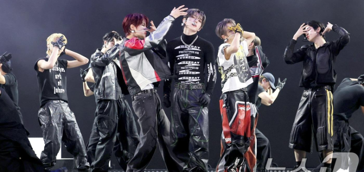 <b>클로즈 유어 아이즈</b> '블랙아웃' <b>하프 밀리언셀러</b> 달성