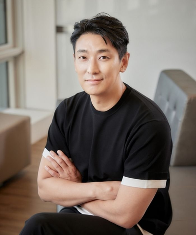 ‘<b>재혼황후</b>’ 주지훈 <b>나치</b> 훈장 유사 소품 <b>논란</b>에 따른... 