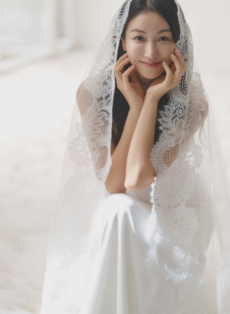   김옥빈, 결혼 하루 전 깜짝 인사… 예비신랑을 향한 애정이 가득했다
