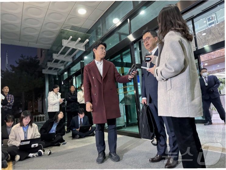 후임 <b>검찰</b>총장 권한대행 임명...<b>조직 안정</b>화와 <b>검찰</b>개혁 과제 직면