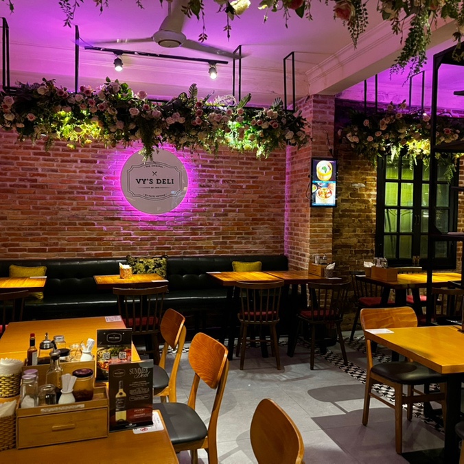  호이안 모닝글로리 시그니처 1층 ‘Vy’s Deli’, 피자·라비올리·로컬 메뉴까지 다 맛있는 올드타운 분위기 맛집