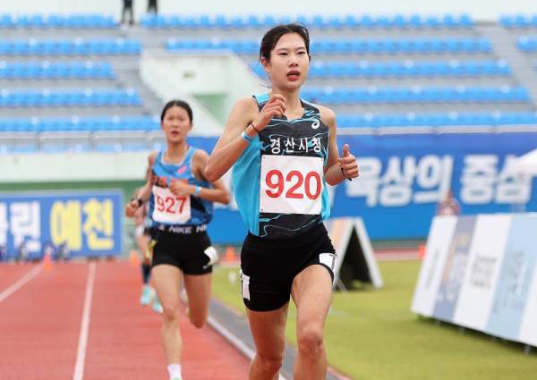  김유진선수 육상 여자 5000Ｍ 한국 신기록 경신 1초 10 앞당겼다