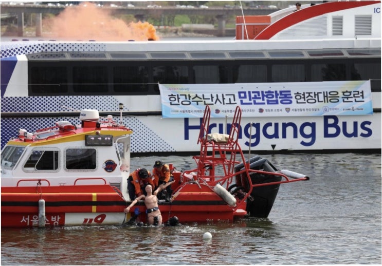 <b>한강버스 운행 중단</b> 요구: 민주당, 오세훈 시장에 시민 안전 촉구