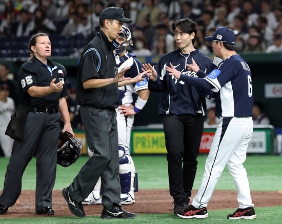 <b>문현빈</b> 강습 안타, MLB 주심... 벌어진 ‘말도 안 되는 <b>오심</b>’…