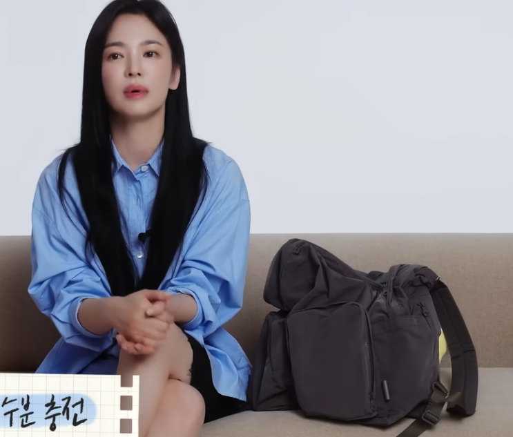  배우 송혜교의 가방 속 애장템 10가지 – 그녀만의 소확행 스타일 따라잡기