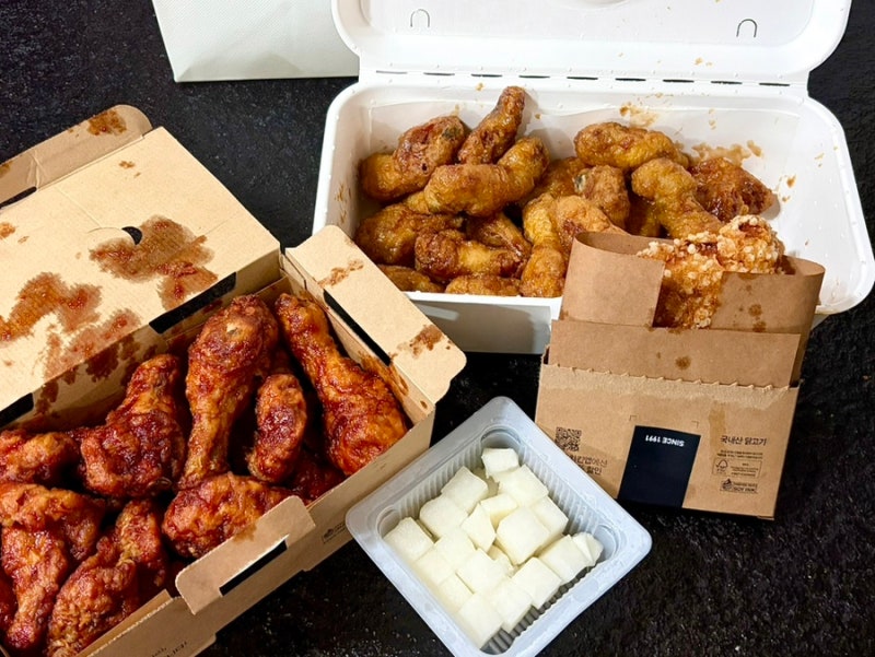 교촌치킨 허니콤보 허니치룽지 레드한마리, 변우석 브로마이드까지