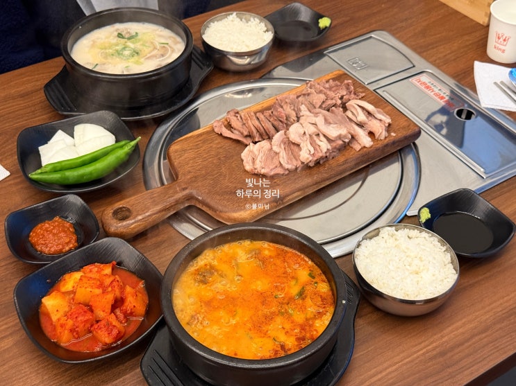 고기써는 모습을 직접 볼 수 있는 강남역순대국 청춘옥