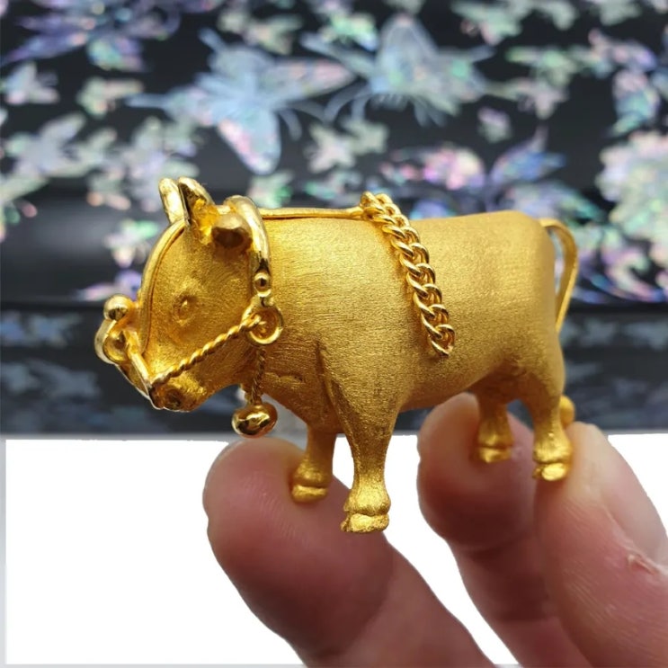  소띠 손자 손녀 생일과 부모님 환갑 칠순에 순금 소 선물. 24K 황금으로 제작된 소 10돈 20돈 명동 롯대백화점내 롯데한창