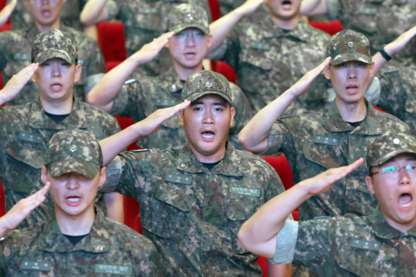 <b>이재용</b> 회장, 아들 이지호 <b>해군</b> 학사장교 <b>임관식</b> 참석...전 부인... 