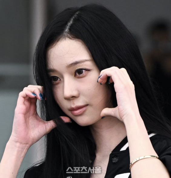   에스파 윈터, 독감 유사 증세로 방콕 콘서트 불참… 건강 비상