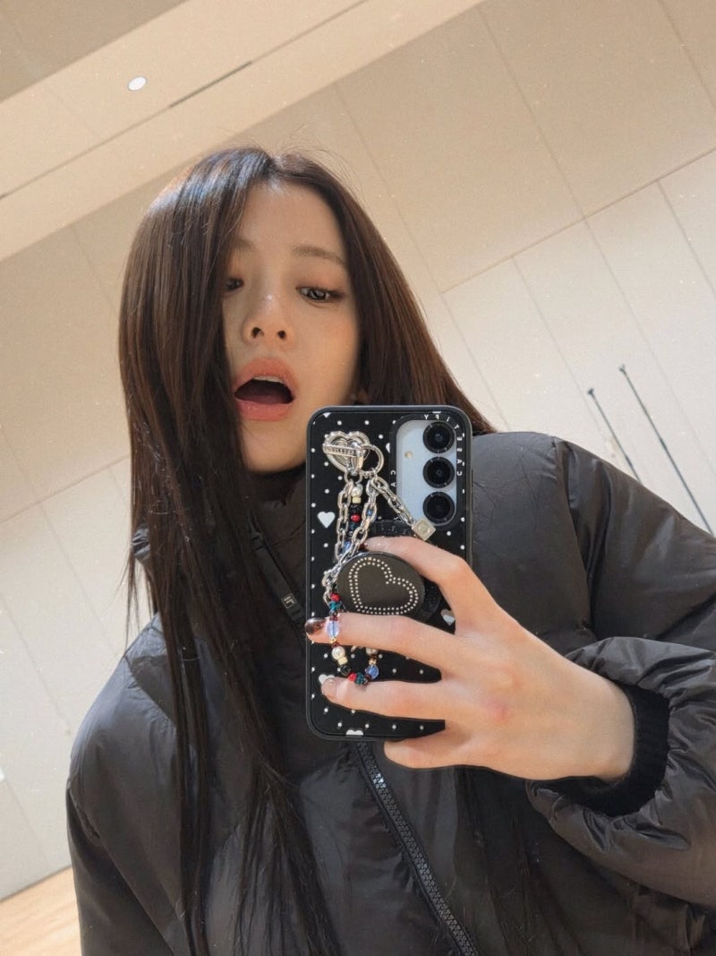 LE SSERAFIM Huh Yunjin Instagram: 2025.11.17
