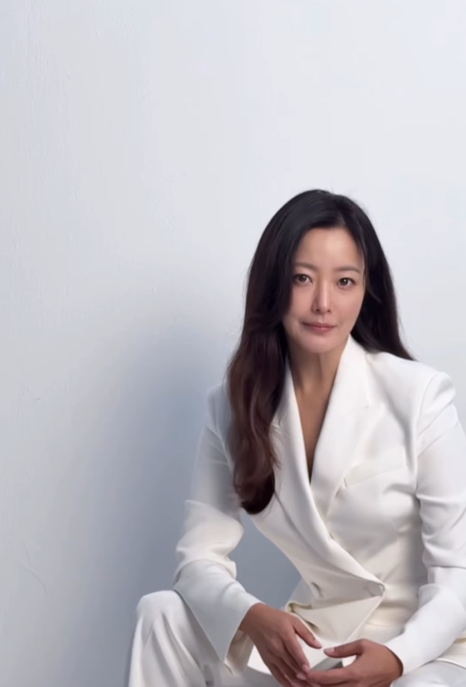  40대에도 리즈 미모 유지하고 있는 김희선, 14만원대 패션 화제