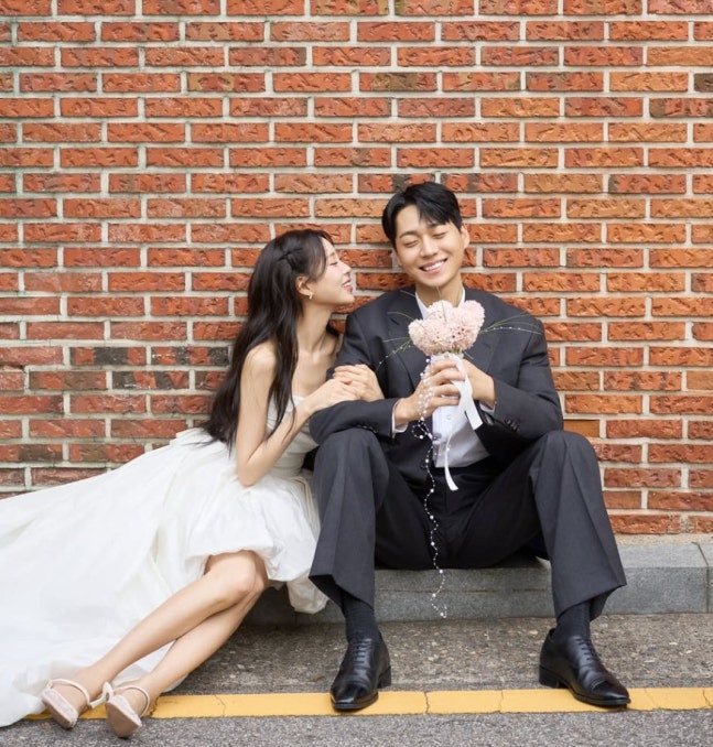 “박소현♥고수진, 선남선녀 비주얼 폭발… 공개된 웨딩화보에 모두 넋 잃었다”