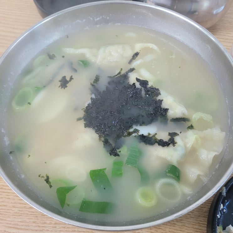  송파나루역: [방이손칼국수] '손만둣국' 후기 / 만두 직접 빗는 집!
